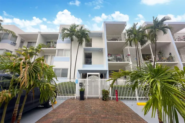 $319,000 | 641 Española Way, Unit 3, Miami Beach, FL 33139