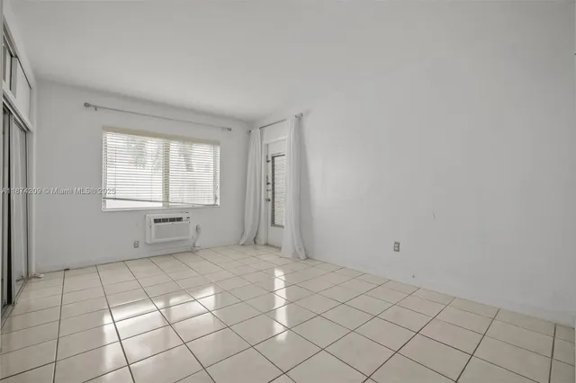$319,000 | 641 Española Way, Unit 3, Miami Beach, FL 33139