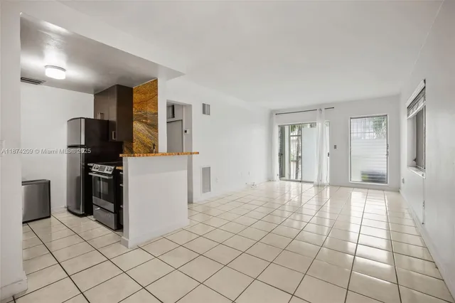 $319,000 | 641 Española Way, Unit 3, Miami Beach, FL 33139