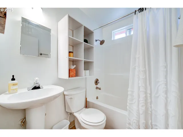 $299,900 | 488 B Street, Independence, OR 97351