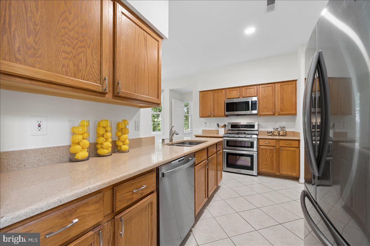 18710 Severn Road Gaithersburg, MD 20879 - Photo 35 of 89 S/S appliances & granite counter tops.