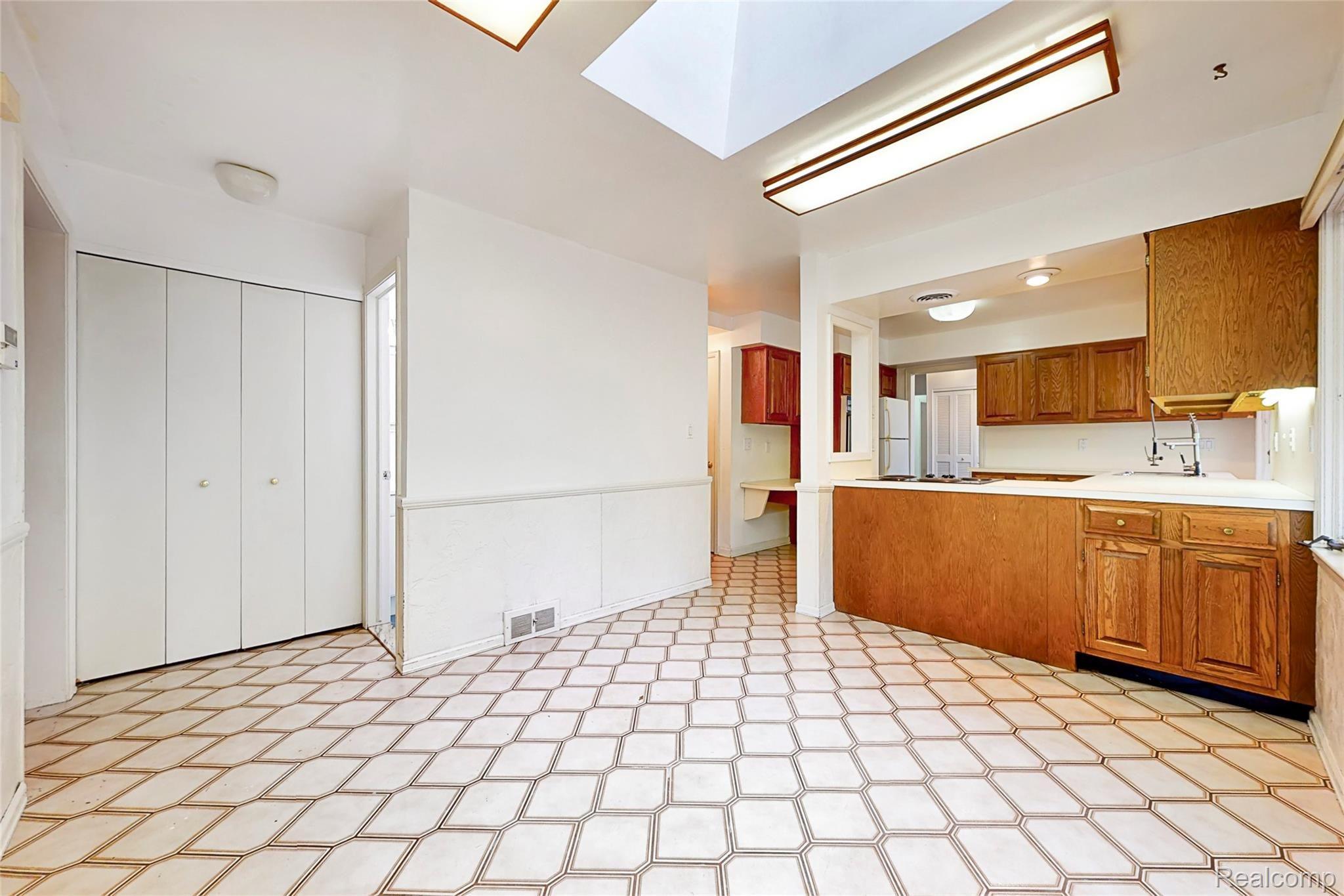 4785 Pickering Road Bloomfield Hills, MI 48301 - Photo 10 of 28 Breakfast Nook with skylight