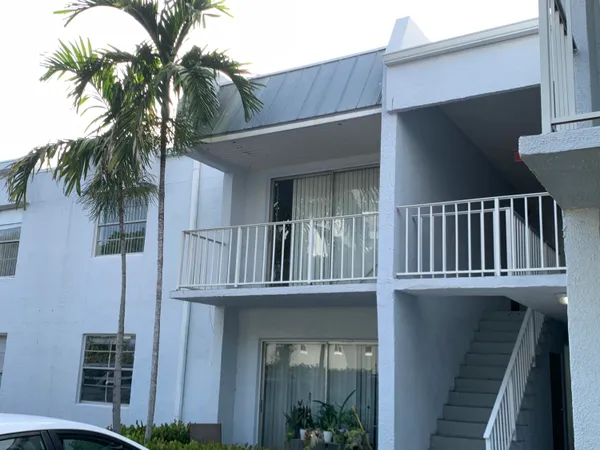 $1,750 | 431 Executive Center Drive, Unit 206, West Palm Beach, FL 33401