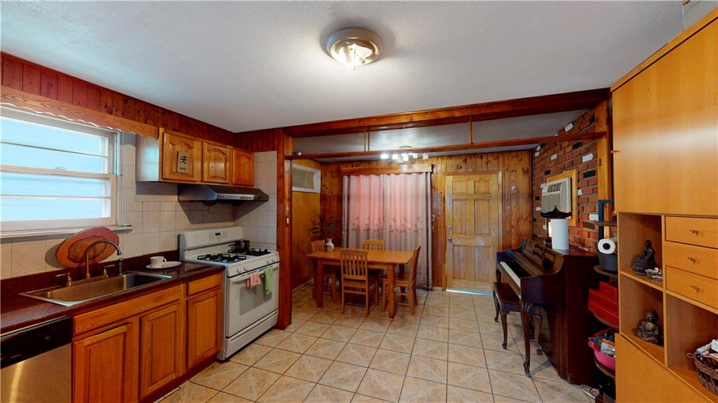 9148 Gold Road Queens, NY 11417 - Photo 4 of 15 Gallery Image 4