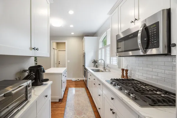 $7,500 | 735 West 8th Street, Hinsdale, IL 60521