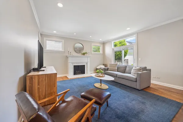 $7,500 | 735 West 8th Street, Hinsdale, IL 60521