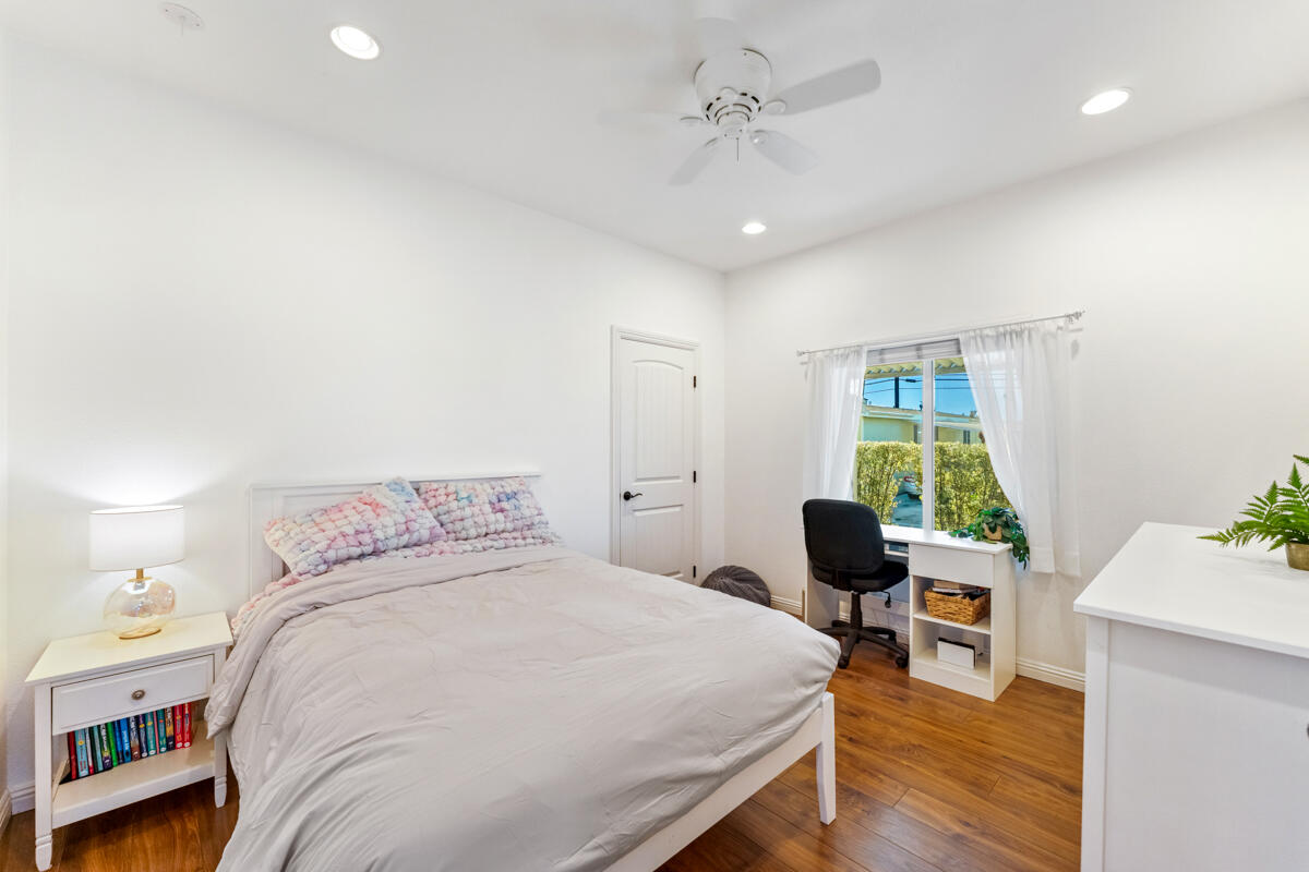 3950 Via Real, Unit 97 Carpinteria, CA 93013 - Photo 25 of 38 a bedroom with a bed a table and chair