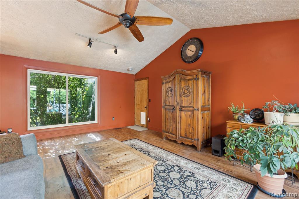 265 Airport Road Waterford, MI 48327 - Photo 7 of 47 Gallery Image 7