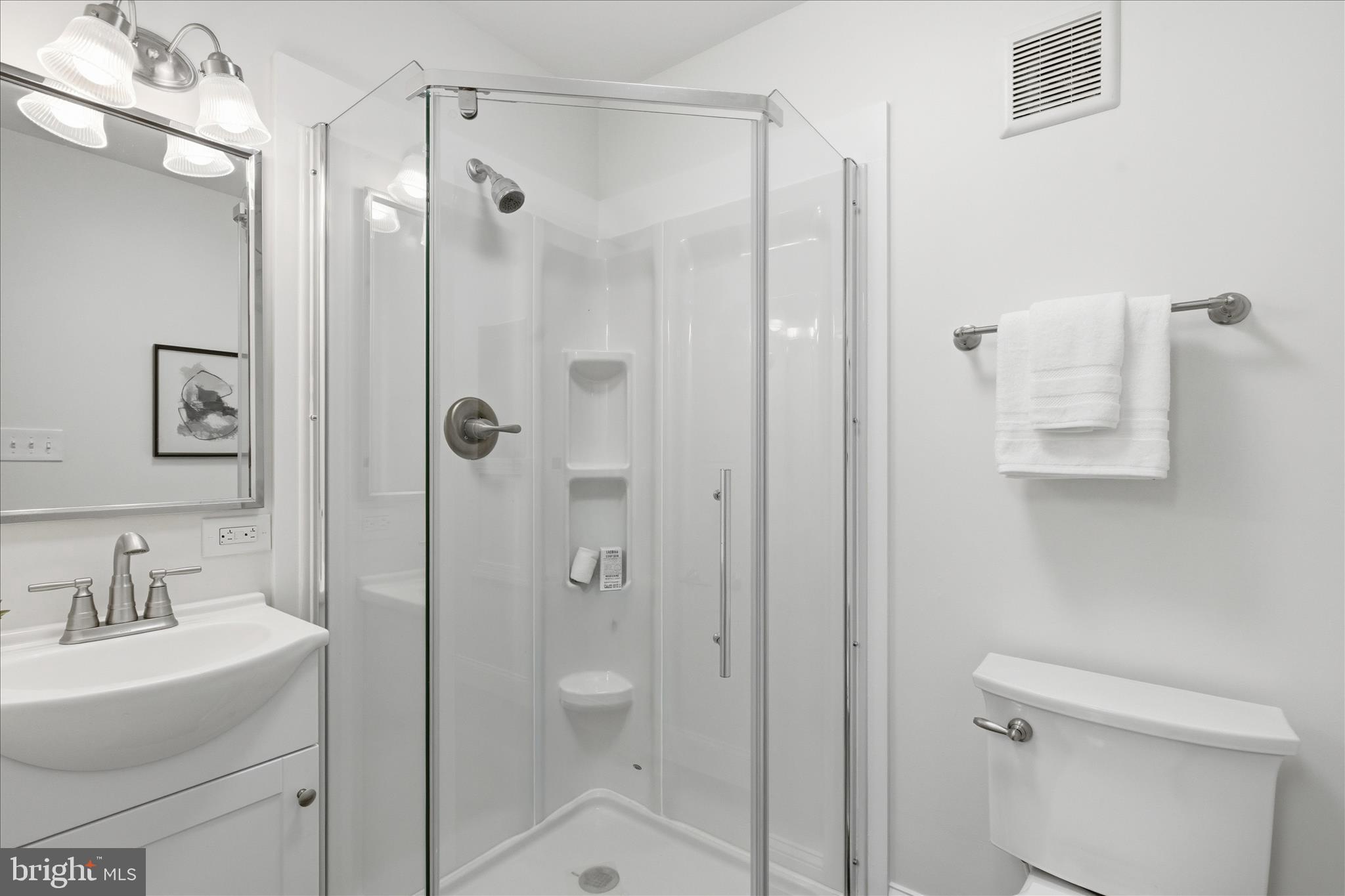 11607 Prospect Hill Road Glenn Dale, MD 20769 - Photo 23 of 41 First Floor Full Bathroom