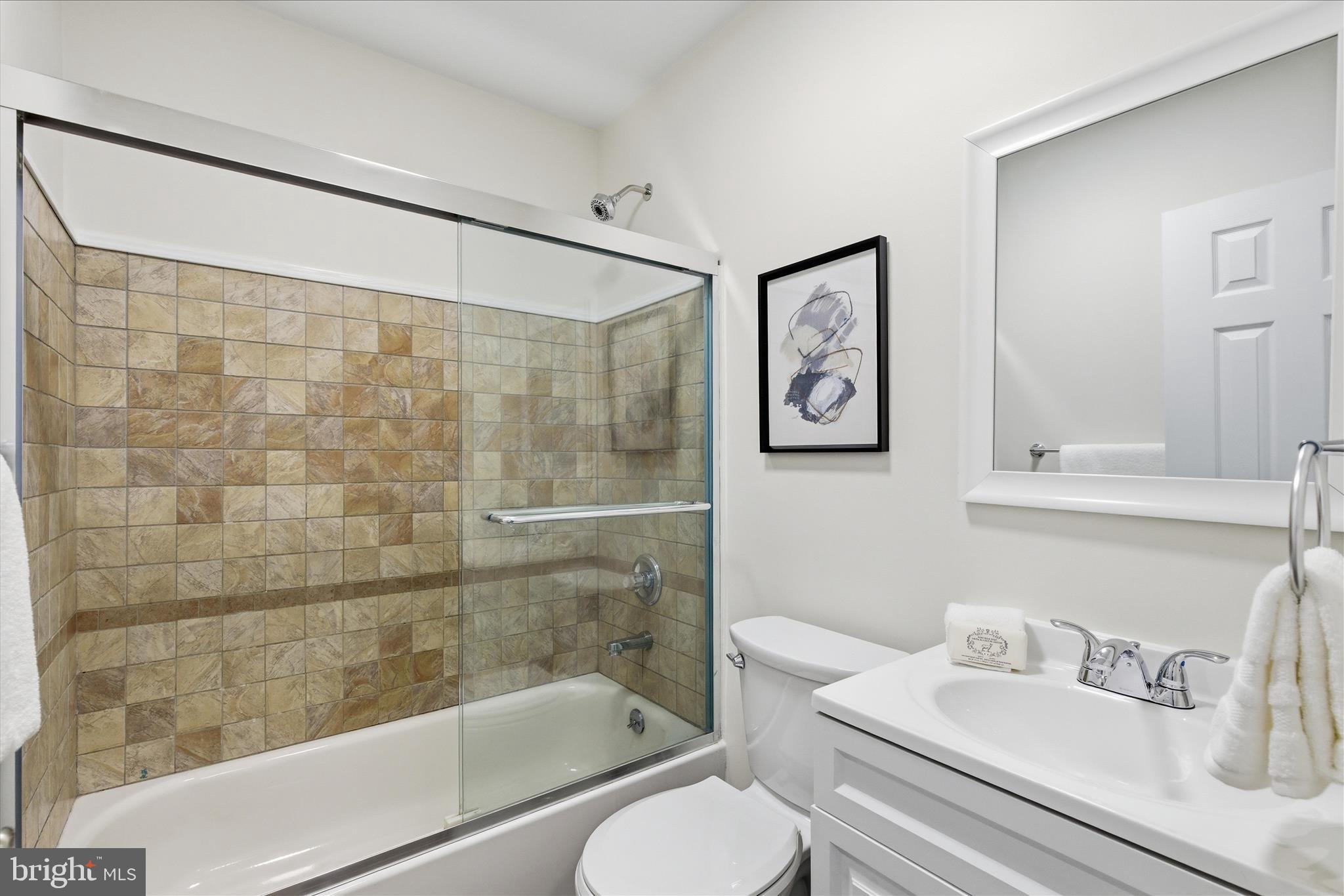 11607 Prospect Hill Road Glenn Dale, MD 20769 - Photo 26 of 41 Full bathroom adjacent to bedroom cluster
