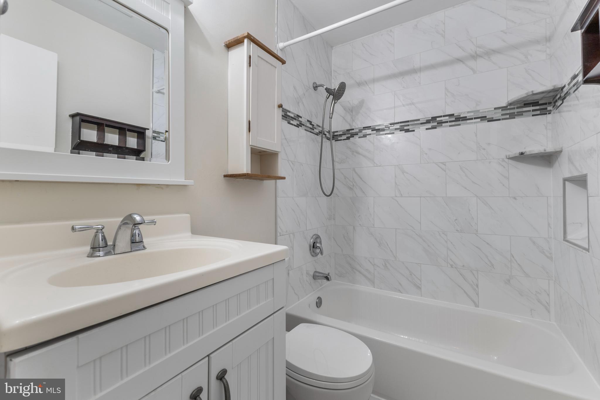 11611 Vantage Hill Road, Unit 11B Reston, VA 20190 - Photo 17 of 26 Updated hall bath, with shower tile detail.