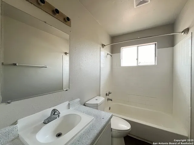 $895 | 2802 Lasses Boulevard, Unit 20, San Antonio, TX 78223