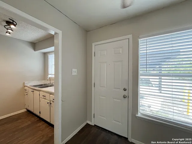 $895 | 2802 Lasses Boulevard, Unit 20, San Antonio, TX 78223