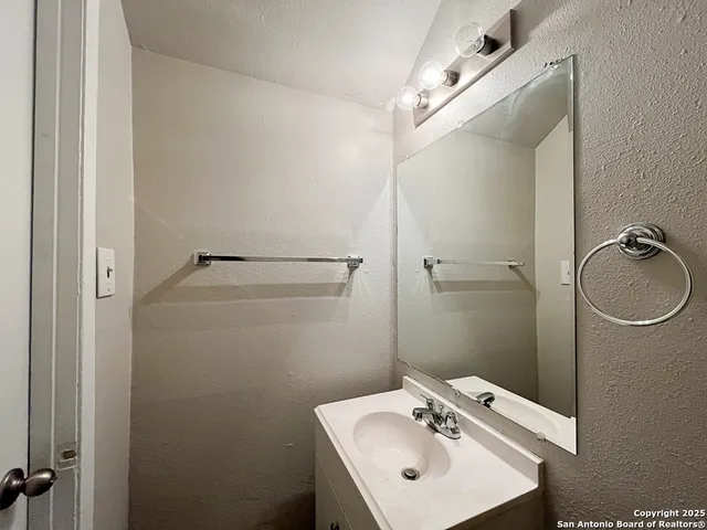 $925 | 2802 Lasses Boulevard, Unit 20, San Antonio, TX 78223