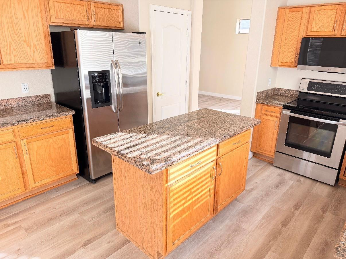 17640 North 17th Street Phoenix, AZ 85022 - Photo 8 of 21 a kitchen with granite countertop a stove and a refrigerator