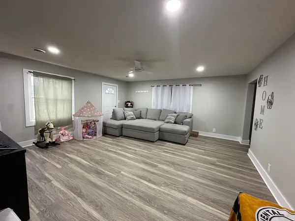 $170,000 | 105 North Epperson Drive, McLeansboro, IL 62859