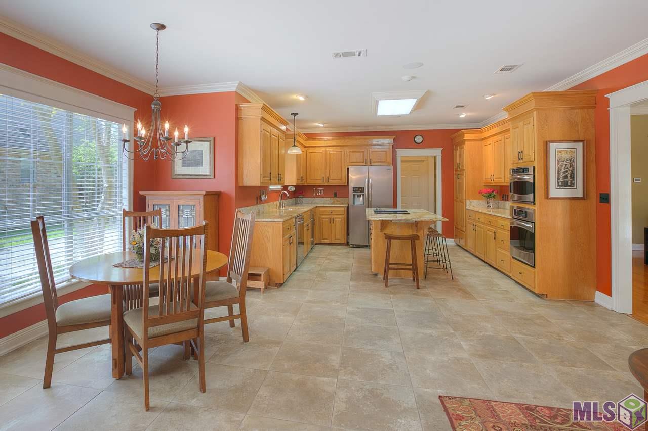 418 Plantation Ridge Drive Baton Rouge, LA 70810 - Photo 12 of 32 BREAKFAST TABLE COULD BE SWITCHED WITH KEEPING AREA.