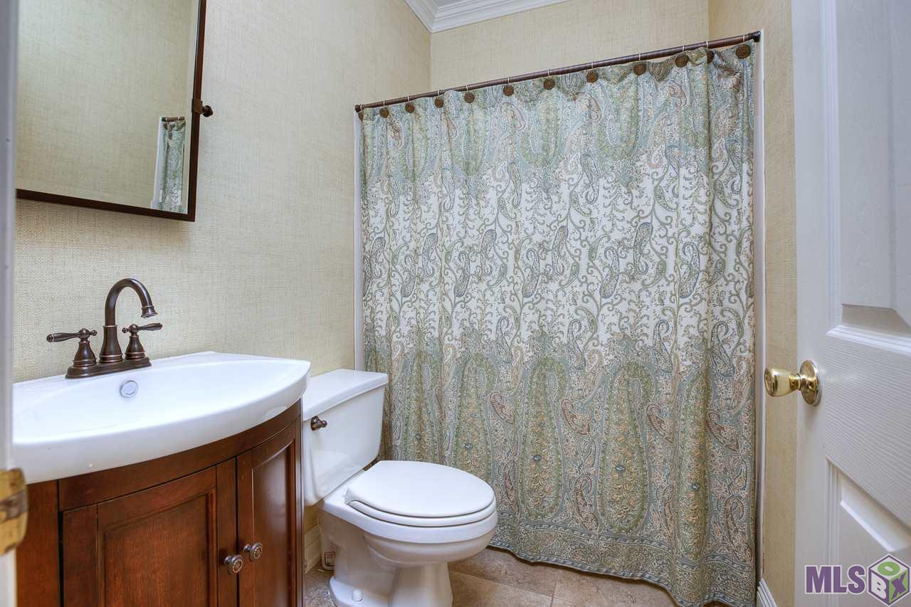 418 Plantation Ridge Drive Baton Rouge, LA 70810 - Photo 13 of 32 GUEST BATH/HALL BATH