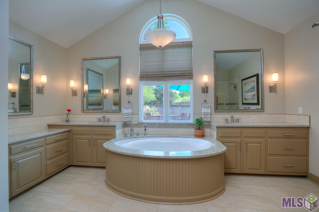 418 Plantation Ridge Drive Baton Rouge, LA 70810 - Photo 16 of 32 AWESOME MASTER BATH