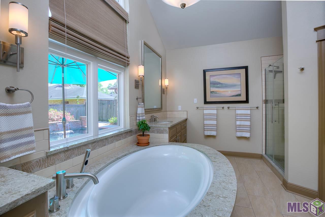 418 Plantation Ridge Drive Baton Rouge, LA 70810 - Photo 17 of 32 MASTER SOAKER TUB LOOKING TOWARD SHOWER