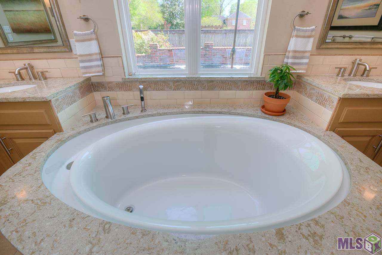 418 Plantation Ridge Drive Baton Rouge, LA 70810 - Photo 18 of 32 MASTER SOAKER HAS A FABULOUS DESIGN