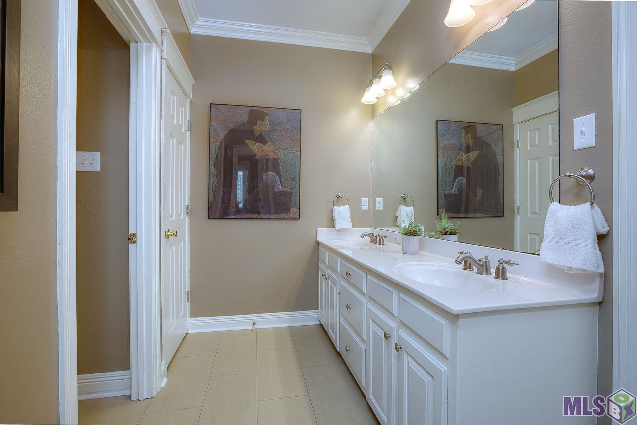 418 Plantation Ridge Drive Baton Rouge, LA 70810 - Photo 21 of 32 HALL BATH FOR BR 2 & 3 AND FOR GUESTS