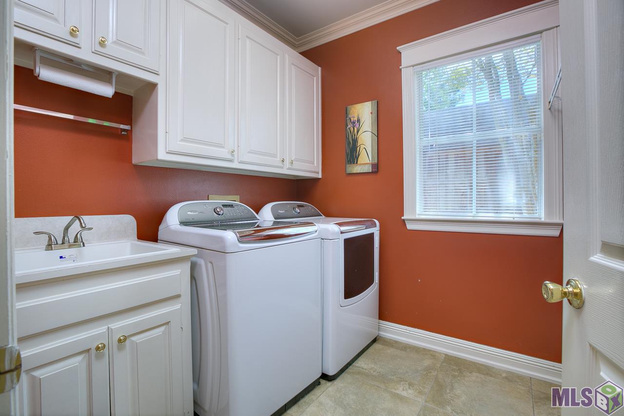 418 Plantation Ridge Drive Baton Rouge, LA 70810 - Photo 23 of 32 LAUNDRY ROOM HAS A SINK