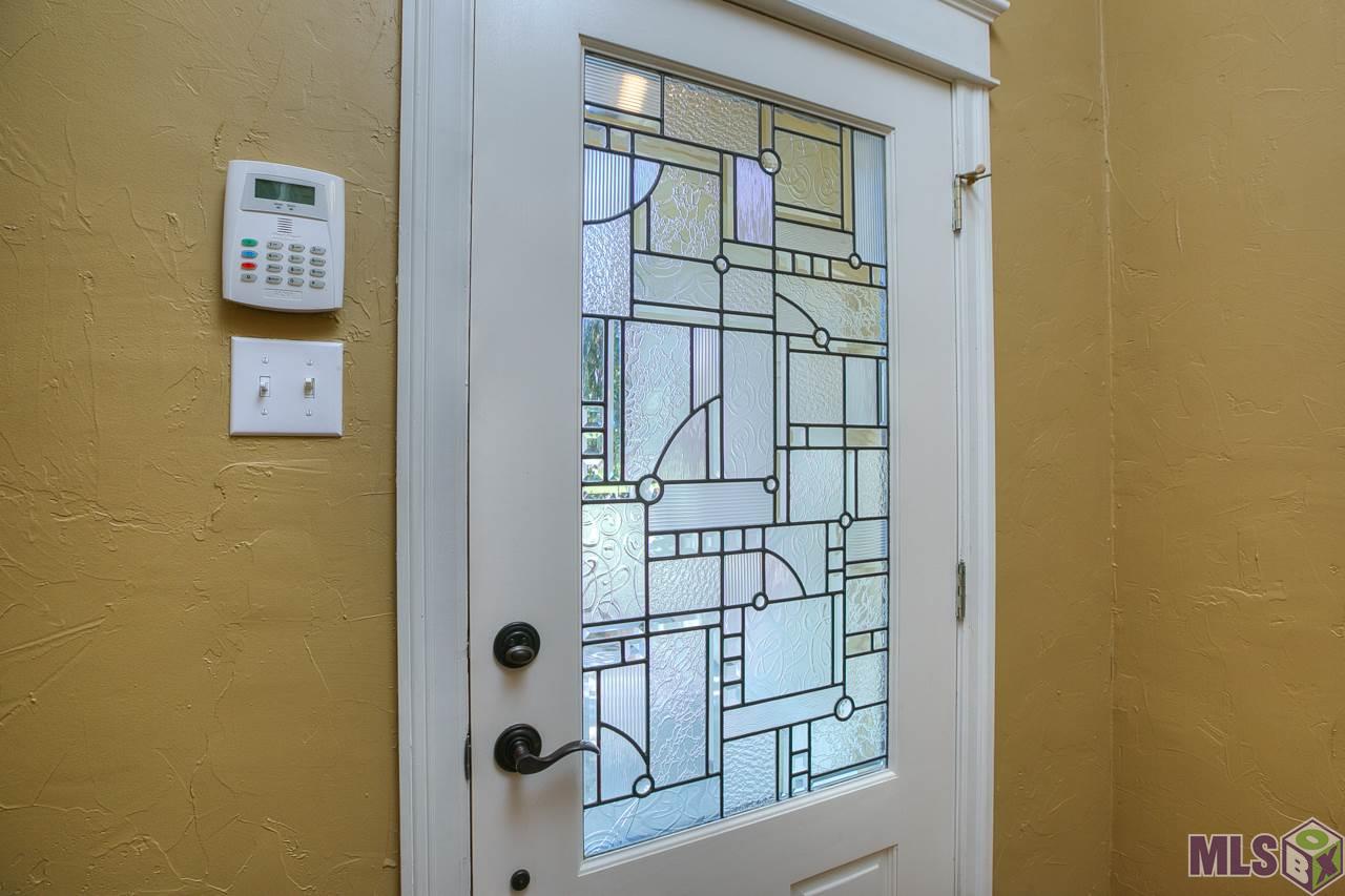 418 Plantation Ridge Drive Baton Rouge, LA 70810 - Photo 30 of 32 CLOSEUP OF FRONT DOOR LEADED GLASS