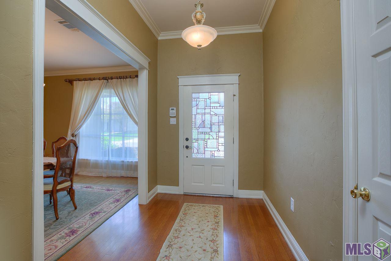 418 Plantation Ridge Drive Baton Rouge, LA 70810 - Photo 3 of 32 LEADED GLASS FRONT DOOR AND FOYER