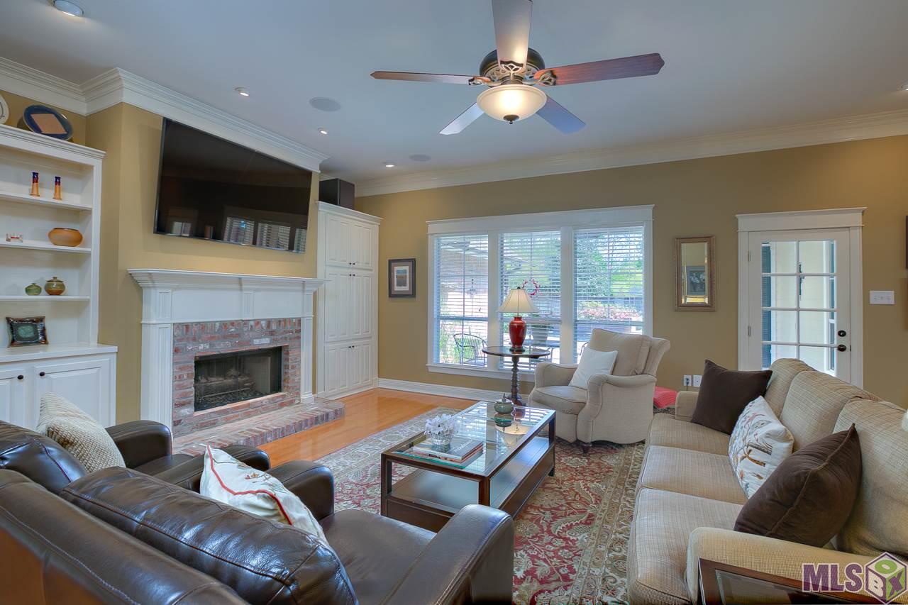 418 Plantation Ridge Drive Baton Rouge, LA 70810 - Photo 4 of 32 LIVING ROOM VIEW LOOKING TOWARD THE POOL