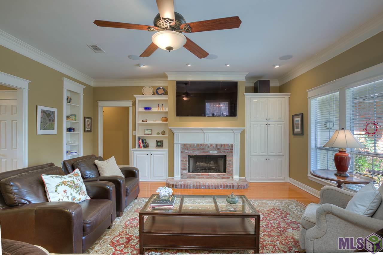 418 Plantation Ridge Drive Baton Rouge, LA 70810 - Photo 5 of 32 LIVING ROOM LOOKING TOWARD THE FIREPLACE