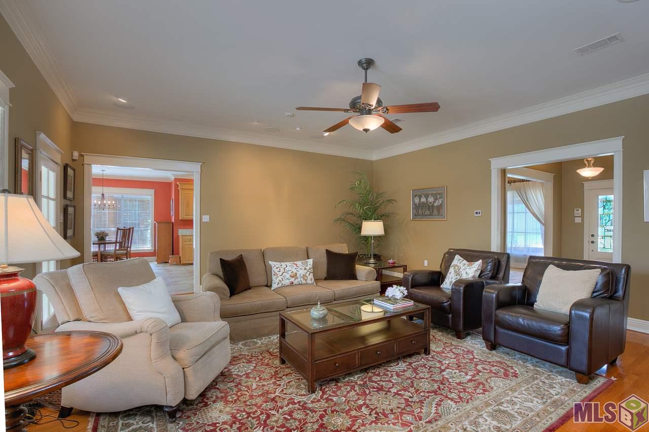 418 Plantation Ridge Drive Baton Rouge, LA 70810 - Photo 6 of 32 LIVING ROOM LOOKIING TOWARD THE KITCHEN/BRKFST/KEEPING