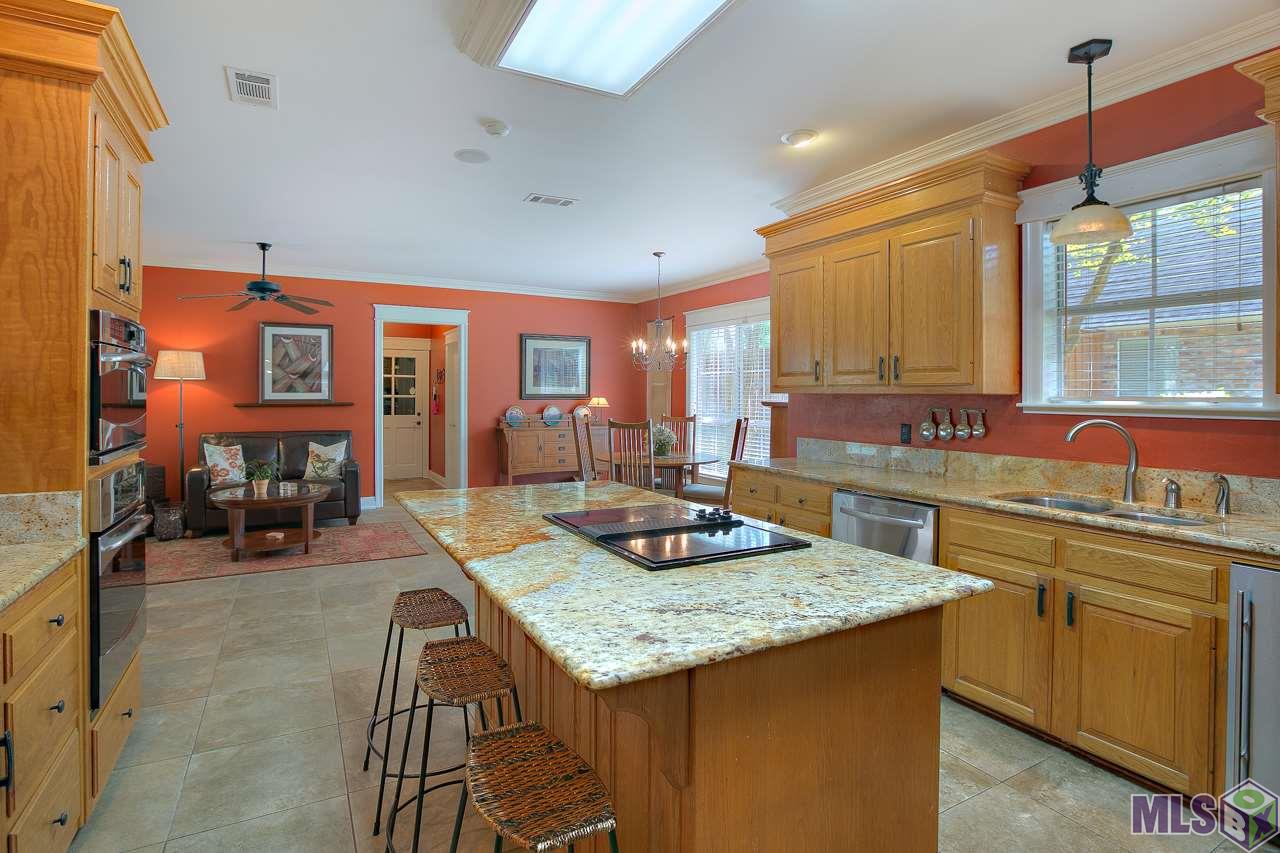 418 Plantation Ridge Drive Baton Rouge, LA 70810 - Photo 10 of 32 ISLAND/BREAKFAST BAR
