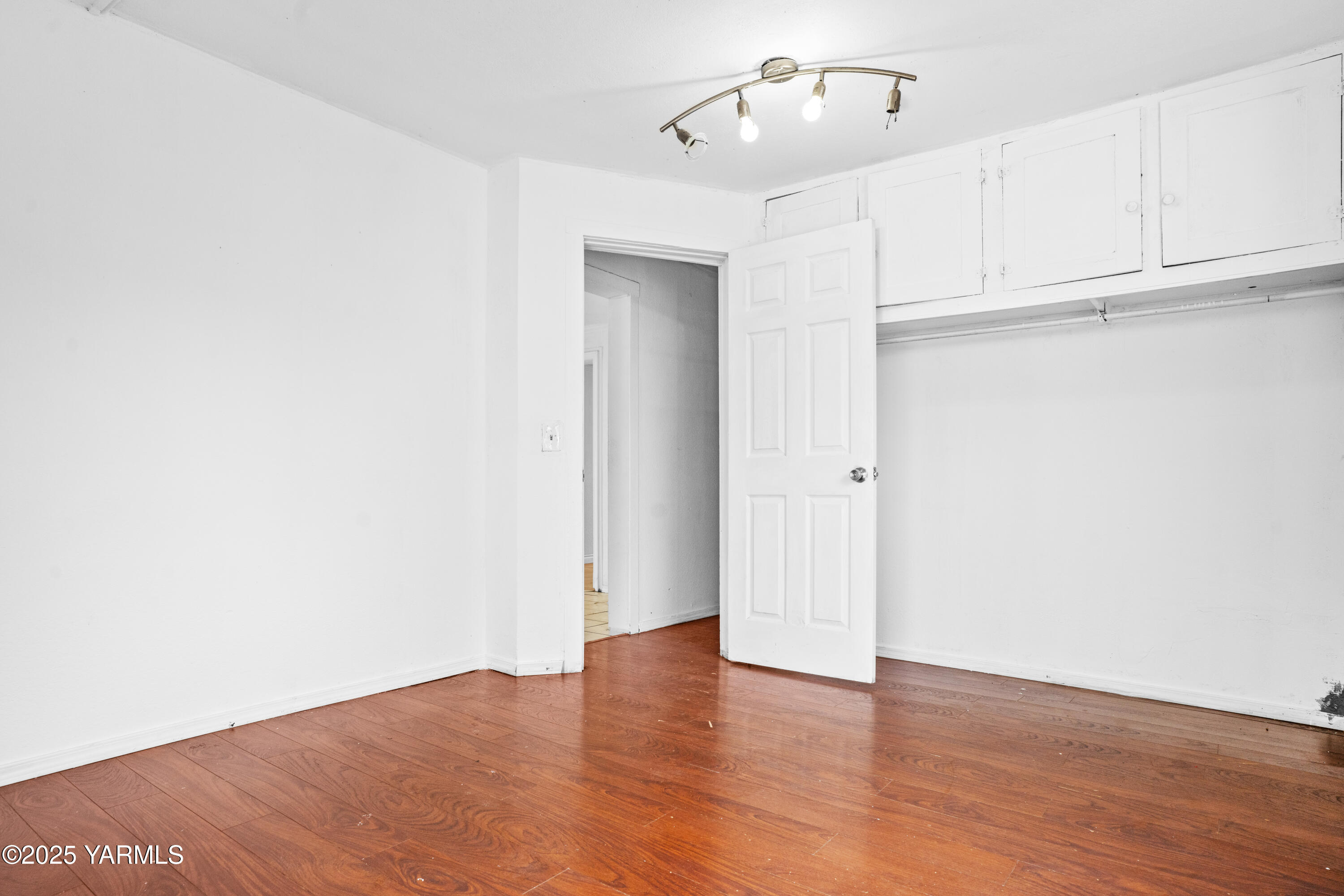 206 East R Street Yakima, WA 98901 - Photo 2 of 12 Room 1