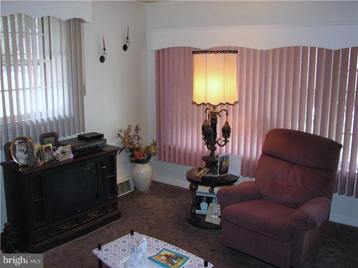 4414 Decatur Street Philadelphia, PA 19136 - Photo 2 of 10 Living Room