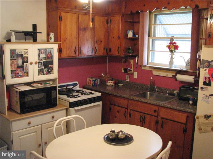 4414 Decatur Street Philadelphia, PA 19136 - Photo 3 of 10 Kitchen