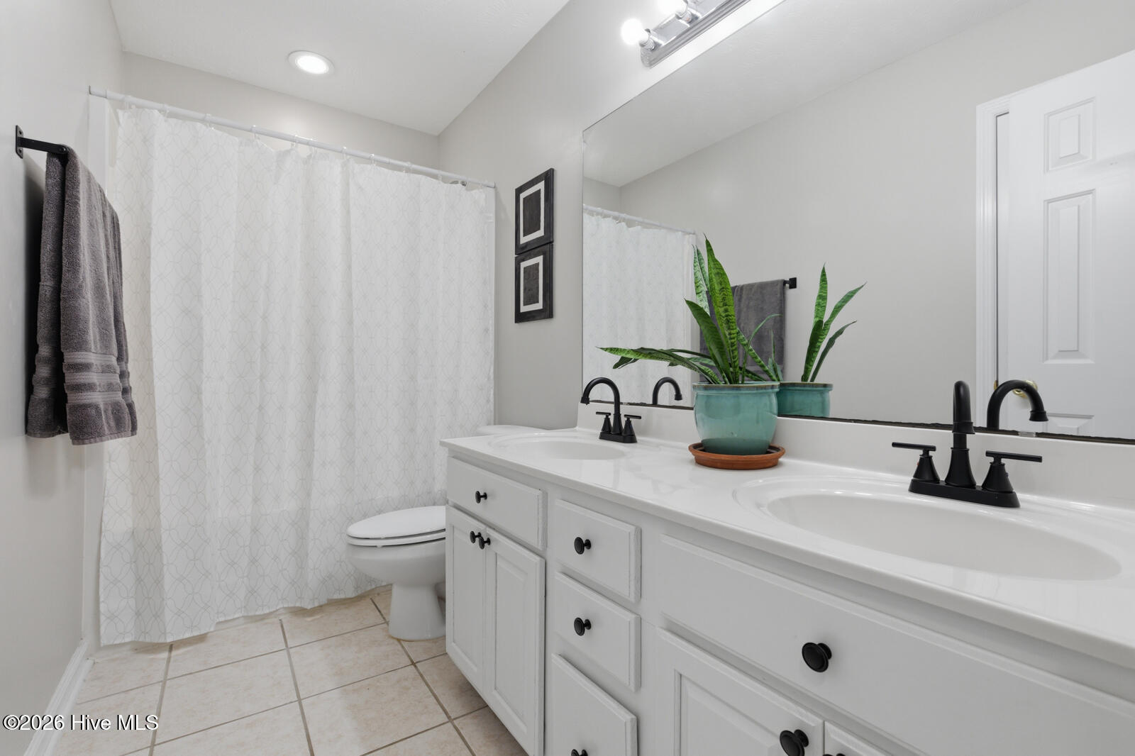 257 Rutherford Way Jacksonville, NC 28540 - Photo 31 of 43 Second full bathroom
