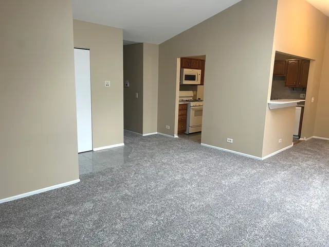 $2,200 | 122 Stirling Lane, Unit X2, Schaumburg, IL 60107