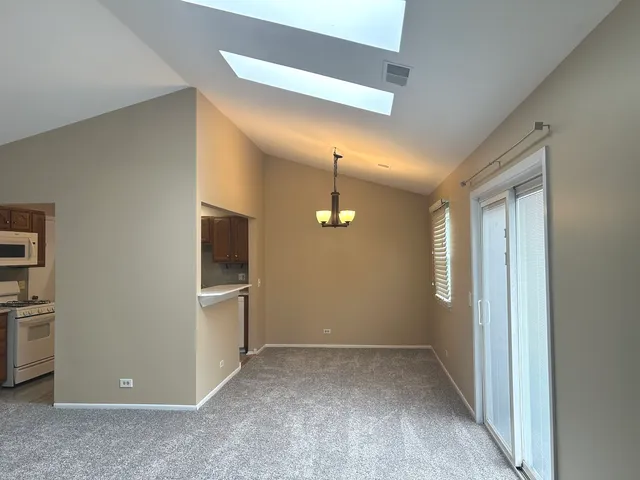 $2,200 | 122 Stirling Lane, Unit X2, Schaumburg, IL 60107