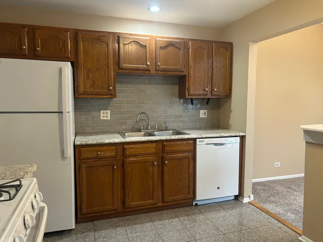 $2,200 | 122 Stirling Lane, Unit X2, Schaumburg, IL 60107