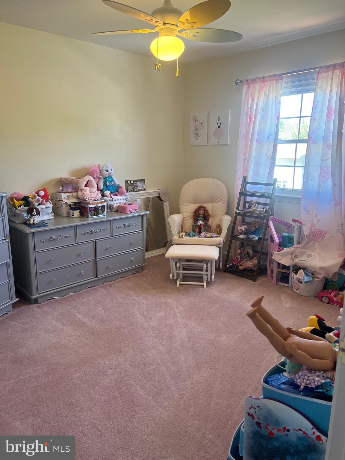 4082 Braxton Road Chantilly, VA 20151 - Photo 25 of 40 a room with furniture and a window