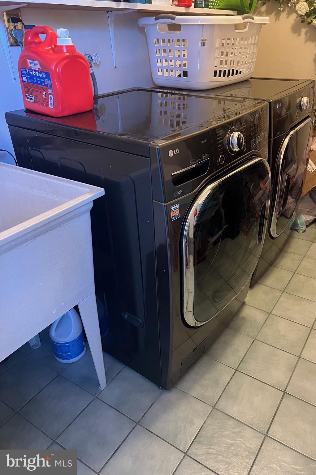 4082 Braxton Road Chantilly, VA 20151 - Photo 29 of 40 a utility room with dryer and washer