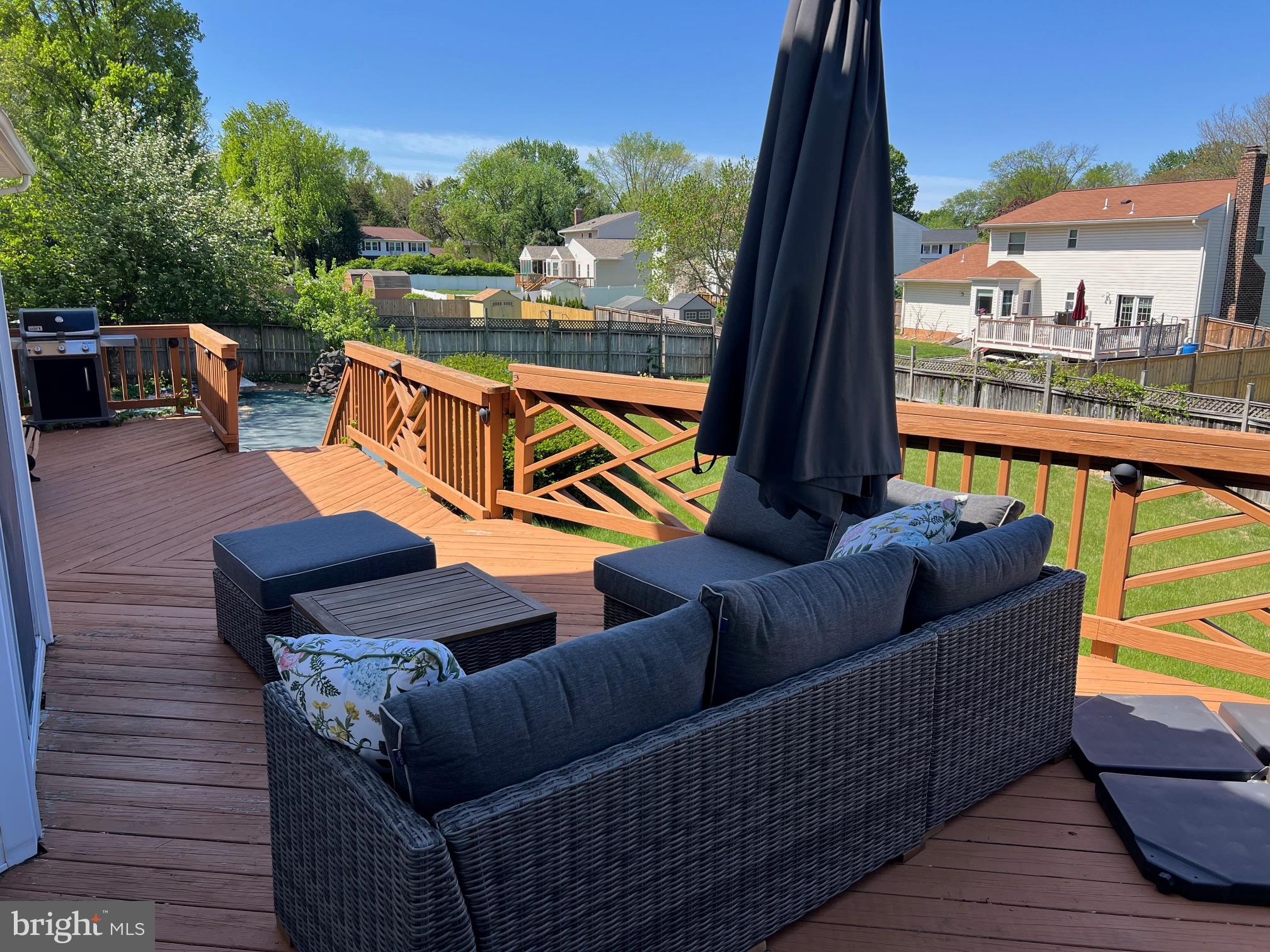 4082 Braxton Road Chantilly, VA 20151 - Photo 38 of 40 a view of a couches in a balcony