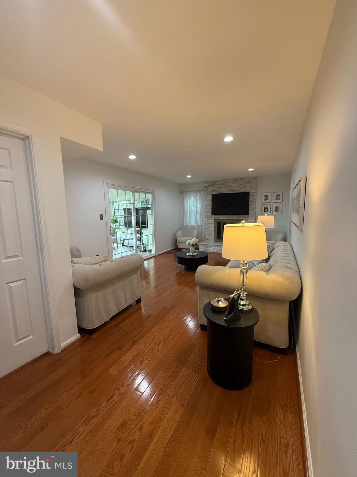 4082 Braxton Road Chantilly, VA 20151 - Photo 4 of 40 a living room with furniture and a couch