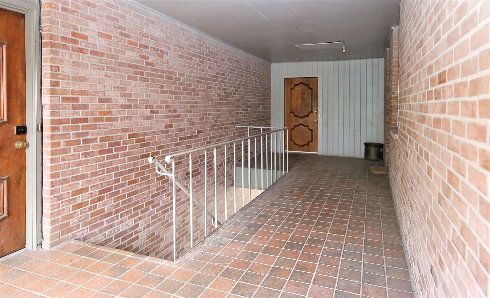 6433 Bayou Glen Road, Unit 6433 Houston, TX 77057 - Photo 18 of 19 a view of a hallway