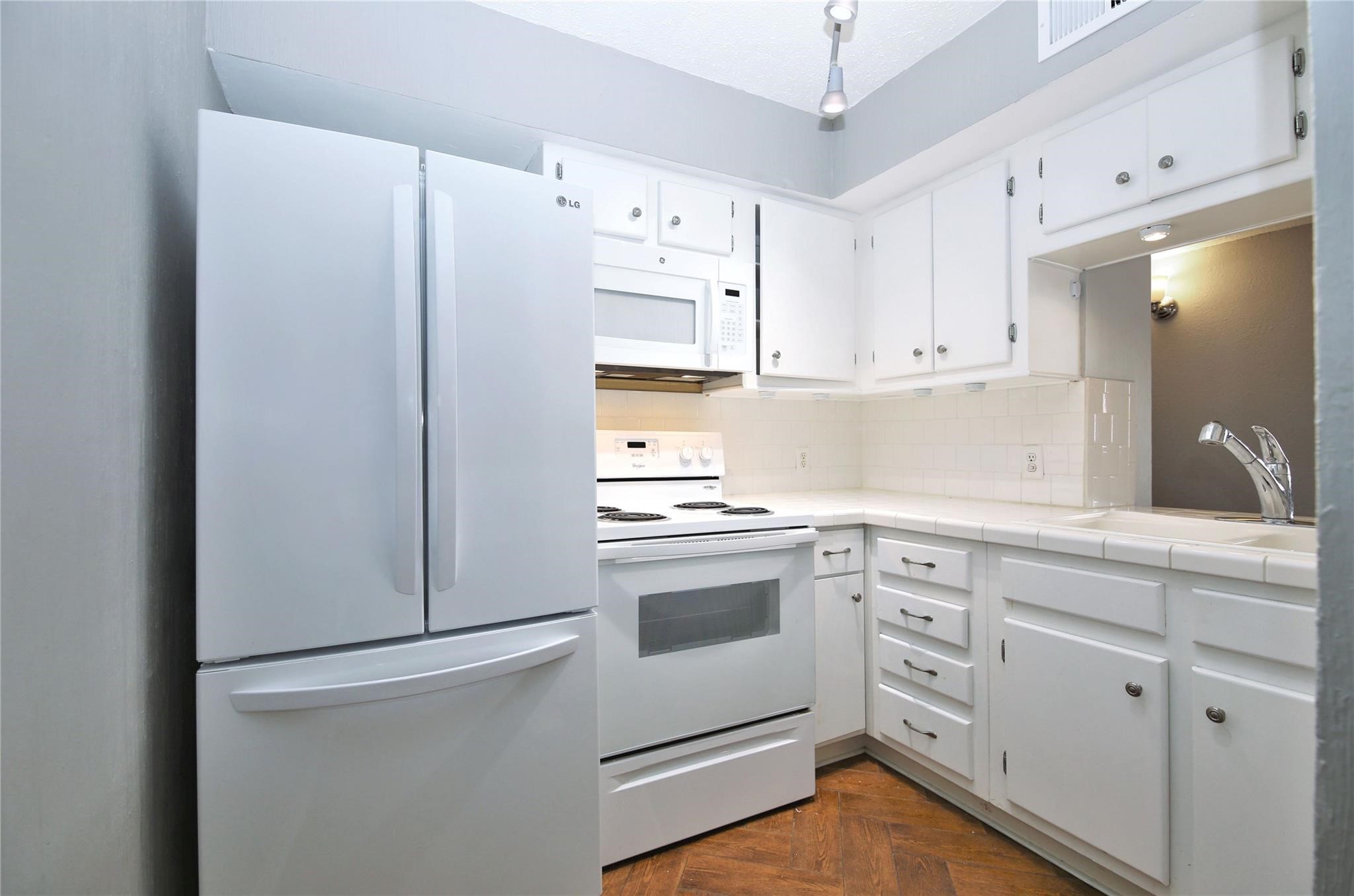 6433 Bayou Glen Road, Unit 6433 Houston, TX 77057 - Photo 4 of 19 a kitchen with cabinets stainless steel appliances and a counter space
