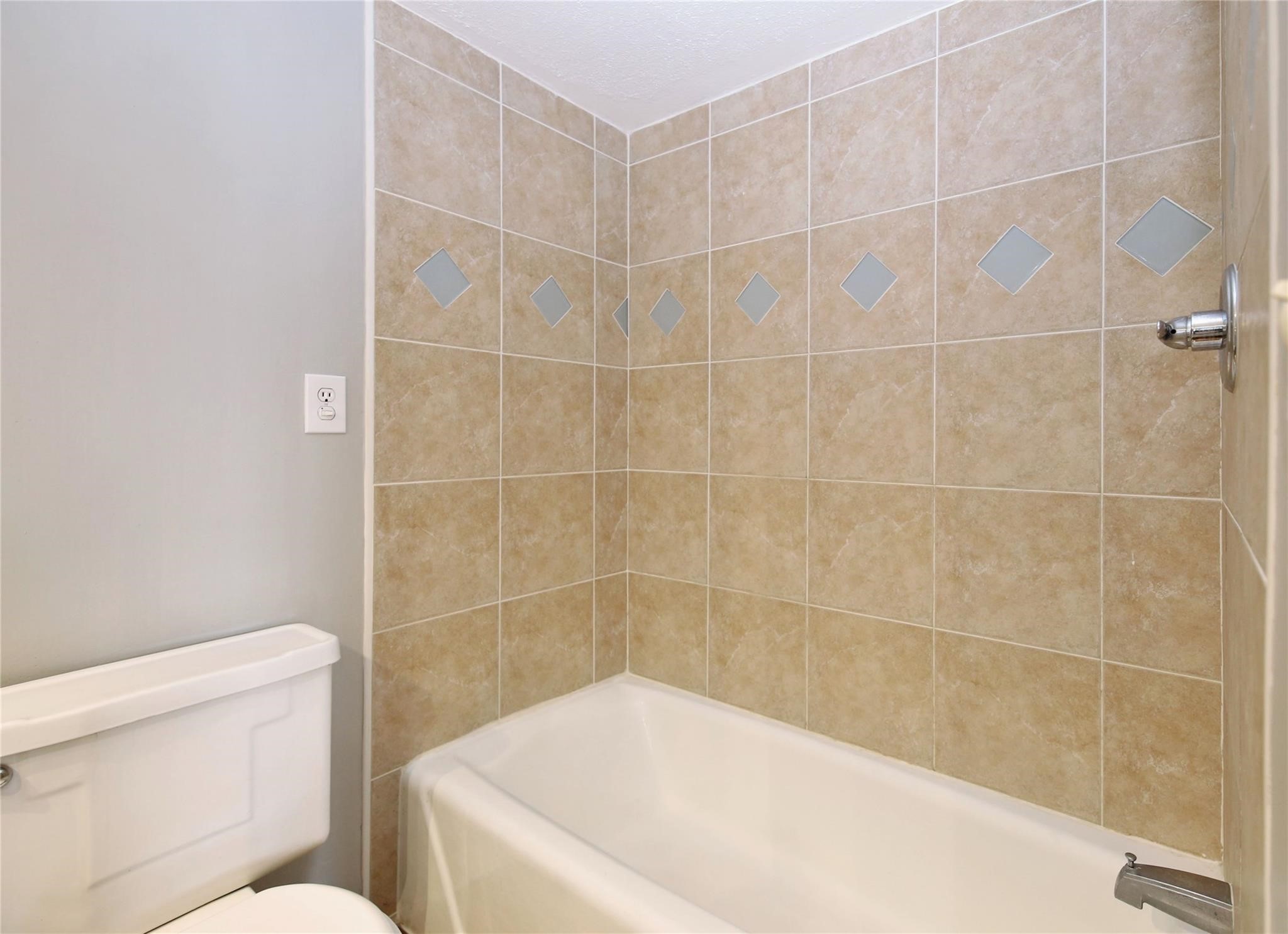 6433 Bayou Glen Road, Unit 6433 Houston, TX 77057 - Photo 9 of 19 a bathroom with a bathtub and toilet