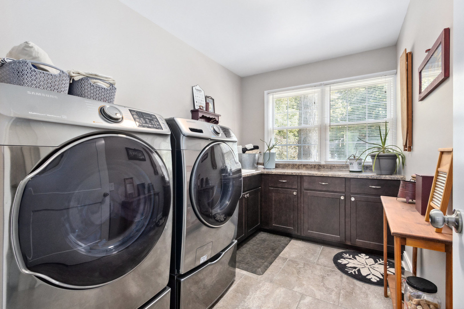 11426 South Brightway Road Mokena, IL 60448 - Photo 25 of 39 a kitchen with a sink a washer and dryer next to a window