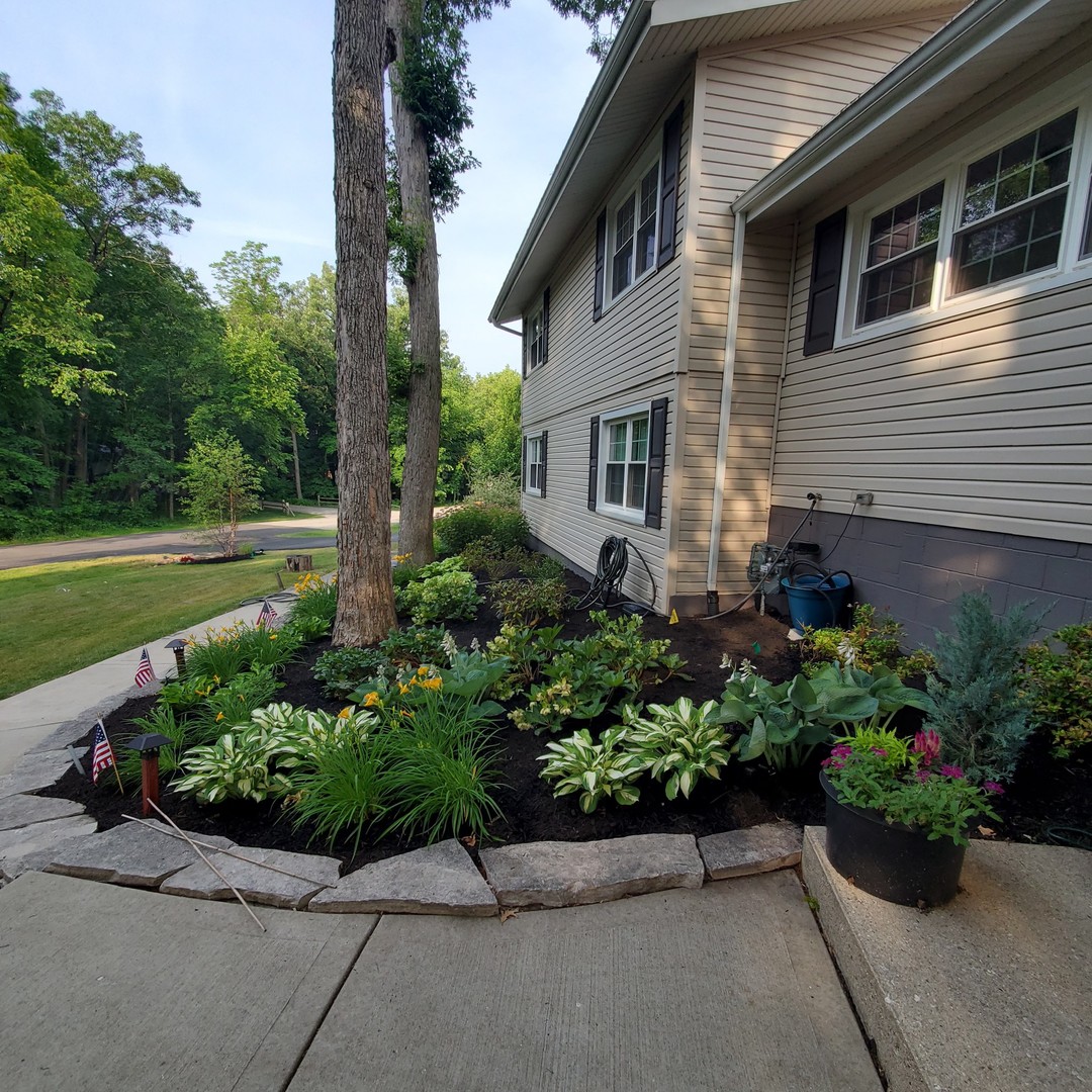 11426 South Brightway Road Mokena, IL 60448 - Photo 5 of 39 a view of a garden with potted plants