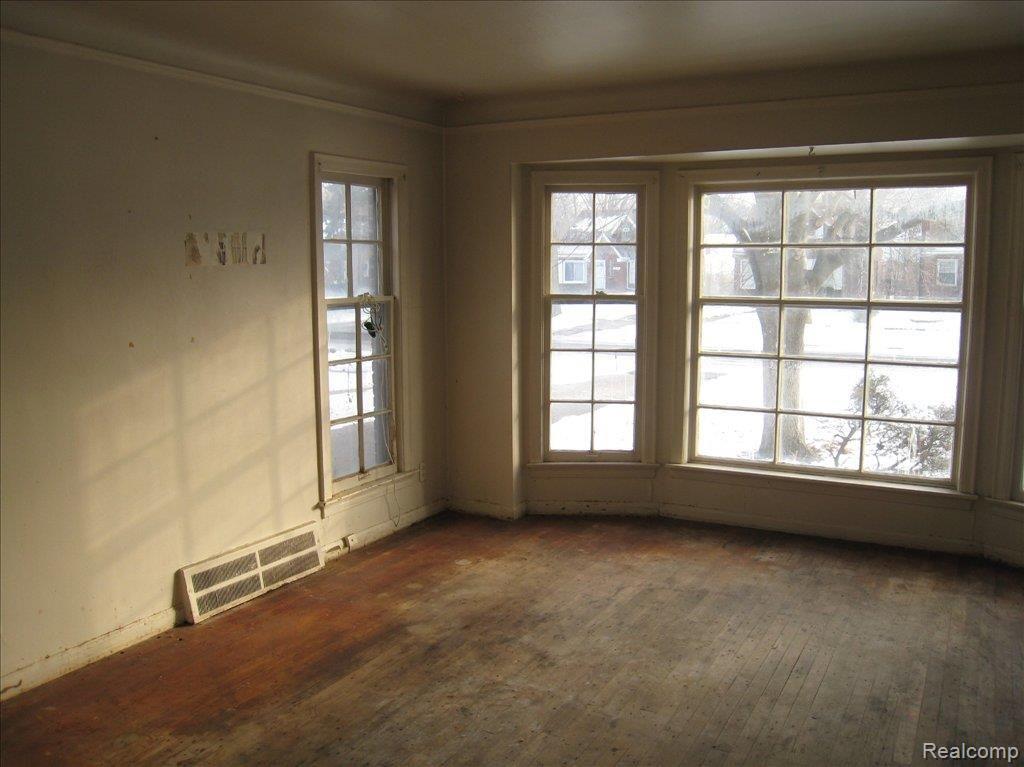 15603 Spring Garden Street Detroit, MI 48205 - Photo 5 of 9 Living Area 2